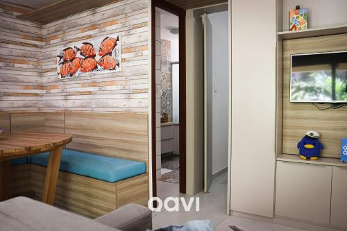 sala de estar con pared de madera en Qavi - Apartamento no Centro de Pipa #Solar163, en Pipa