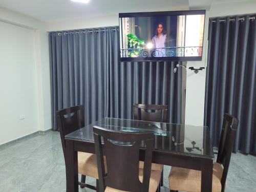 Televisyen dan/atau pusat hiburan di Apartamentos "APPART D'ELIETTE"