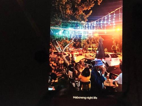 un gruppo di persone sedute al ristorante di notte di 353 Maboneng on Craft a Johannesburg