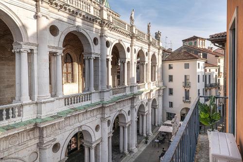 vista su un edificio con colonne e archi di Suite Palladiana, la migliore vista di Vicenza a Vicenza