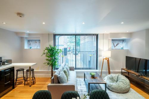 - un salon avec un canapé et une télévision dans l'établissement Immaculate 3-Bed House in central London, à Londres
