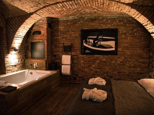 bagno con vasca, letto e lavandino di Wellness Gallery Apartments a Liberec