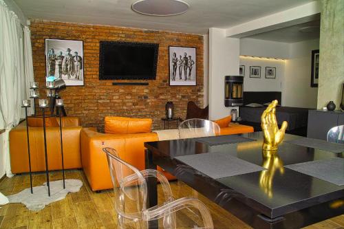- un salon avec un canapé et une table dans l'établissement Wellness Gallery Apartments, à Liberec