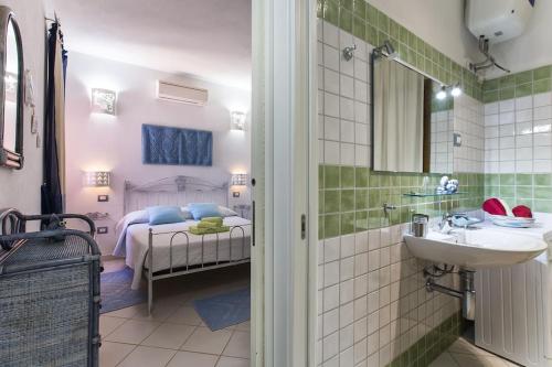 Un baño de Costa Verde, Torre dei Corsari with a terrace overlooking the sea and close to the pristine dunes