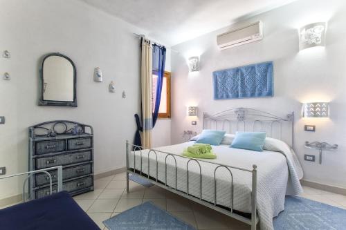 Una cama o camas en una habitación de Costa Verde, Torre dei Corsari with a terrace overlooking the sea and close to the pristine dunes