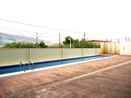 ein Pool in einem Gebäude mit einem Zaun in der Unterkunft La Panorámica in Oropesa del Mar