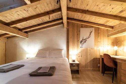 1 dormitorio con cama grande y techo de madera en Chalet vue Mont-Blanc, +4 Chambres, cheminée en Megève