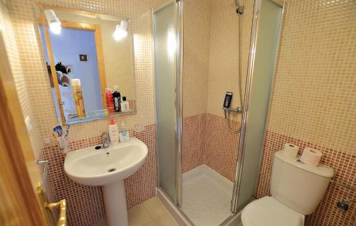 Puerto MarinoにあるMonte Y Marのバスルーム(シャワー、トイレ、シンク付)
