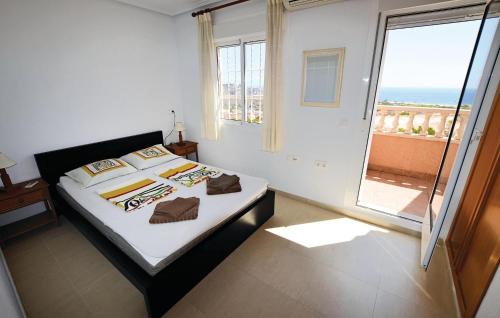 Puerto MarinoにあるMonte Y Marのベッドルーム1室(ベッド1台、大きな窓付)