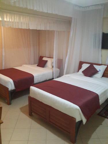 two beds in a hotel room at Decasa Hotel in Nairobi