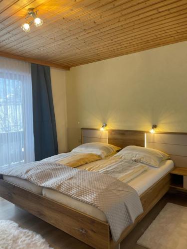 1 dormitorio con 2 camas y techo de madera en Ferienhaus Koch Weißbriach en Weissbriach