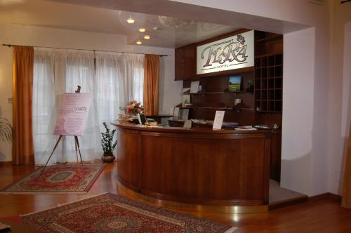 un ufficio legale con scrivania in camera di Albergo Ristorante Flora a Vittorio Veneto
