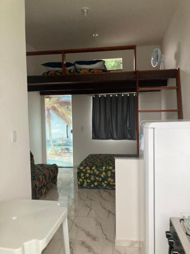 ein Wohnzimmer mit einem Etagenbett und einem Sofa in der Unterkunft Aconchego Meu in Cabo Frio