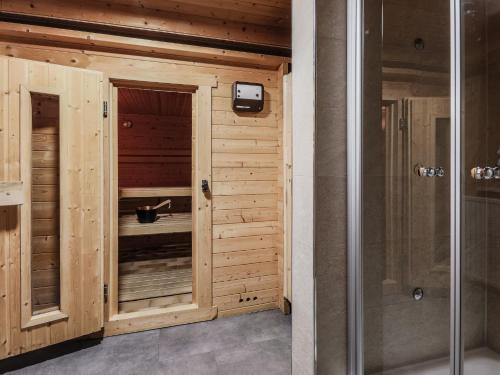 een badkamer met een douche en een douchecabine bij DasBeckHaus - Chiemgau Karte in Inzell