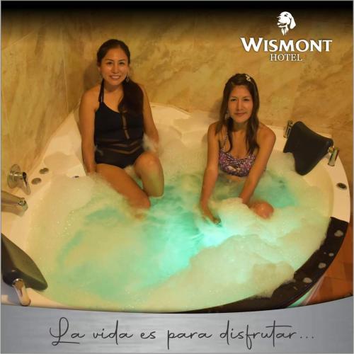 two girls sitting in a jacuzzi in a bathtub at HOTEL WISMONT in La Merced