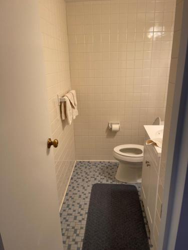 łazienka z toaletą i umywalką w obiekcie Lakeside Condo with plenty of amenities close to Bristol Mountain - permit - 2024-0018 w mieście Canandaigua