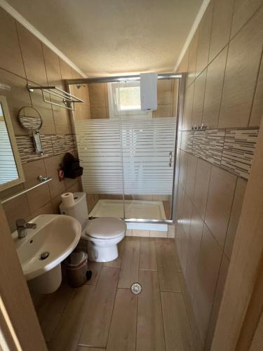 イラクリトサにあるKallitheaのバスルーム(トイレ、洗面台、シャワー付)