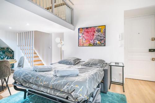 een slaapkamer met een bed en een trap bij Frontière Monaco - Appartement Luxe - Belle Epoque - AL in Beausoleil