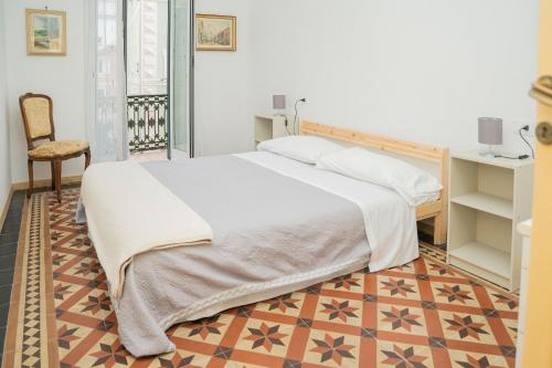 een slaapkamer met een groot bed en een stoel bij 057 - Casa Portobello, Centrale a 50 metri dal mare in Sestri Levante