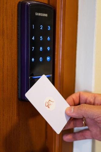 a person holding a white card in front of a remote control at Casa Villa Arequipa in Arequipa
