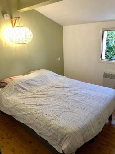 Una cama o camas en una habitación de Petite Pause Oléronaise