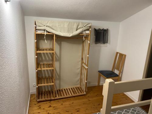 Двухъярусная кровать или двухъярусные кровати в номере Petite Pause Oléronaise
