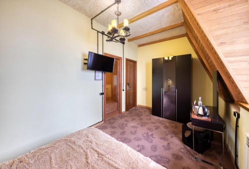 Alpine Castle Hotelにあるテレビまたはエンターテインメントセンター
