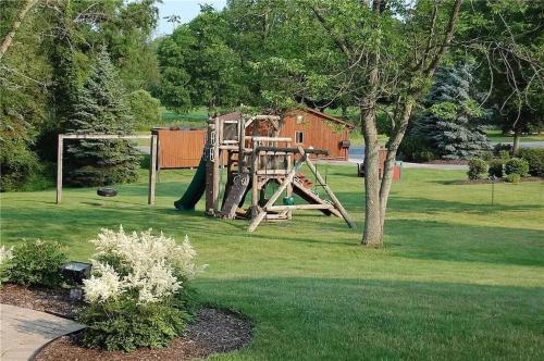 plac zabaw w ogrodzie z drzewem w obiekcie Lakeside Condo with plenty of amenities close to Bristol Mountain - permit - 2024-0018 w mieście Canandaigua