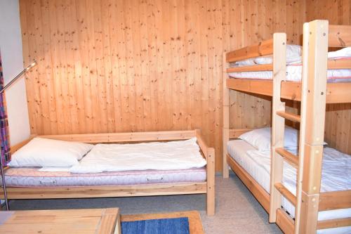 レンツァーハイデにあるSursilvana 9 (315 Wa)の二段ベッド2組が備わる二段ベッド付きの客室です。