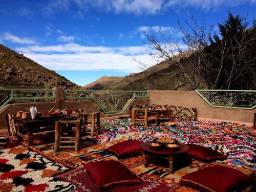 O vedere generală la munți sau o vedere la munte luată de la acest han