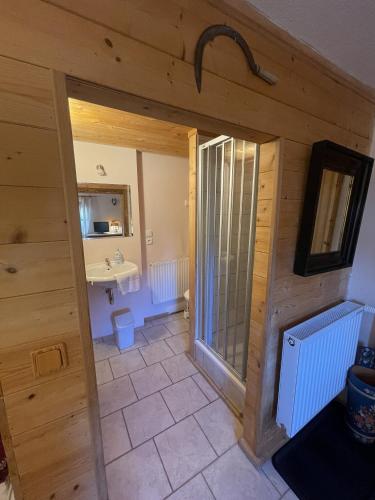 a room with a bathroom with a sink and a mirror at Geigerhaus 500 Jahre - Appt A in Stuhlfelden