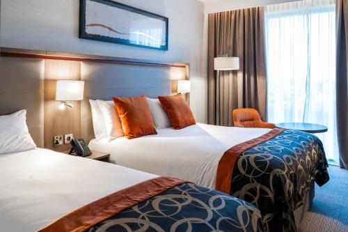 Giường trong phòng chung tại Clayton Hotel Birmingham