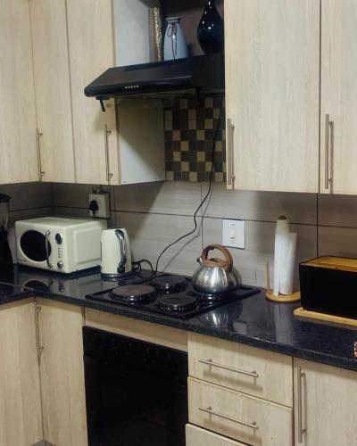 Dapur atau dapur kecil di KO'THABENG GUESTHOUSE
