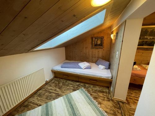 StuhlfeldenにあるGeigerhaus 500 Jahre - Appt Cの小さな部屋で、ベッド1台が備わります。