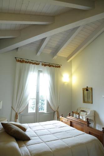 Un pat sau paturi într-o cameră la B&B Il Canto del Gallo