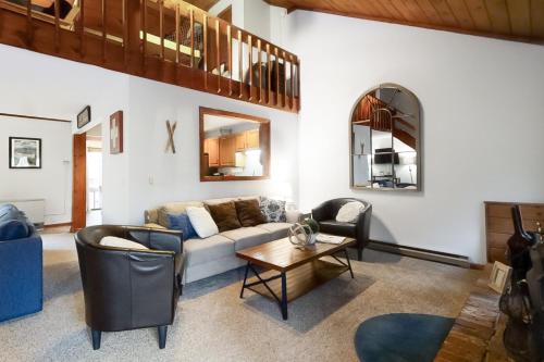 Stonehurst Gorgeous End Unit – Photos 4