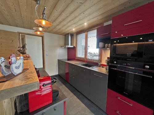 une cuisine avec des placards violets et un comptoir dans l'établissement Pastorale - Très bel appartement 3 chambres, à La Clusaz