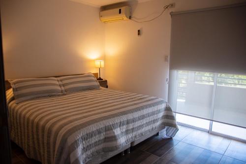 1 dormitorio con cama y ventana en Maremi en Victoria