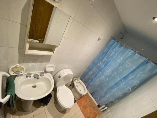 y baño con lavabo, aseo y ducha. en Excelente y amplio dpto 3 dormitorios c cochera privada en Mendoza
