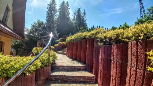 un conjunto de escaleras que conducen a una valla en Willa Danielski, en Niedzica