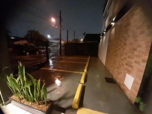 an empty parking lot at night with a building at BORA BORA RESIDENCE in Joinville
