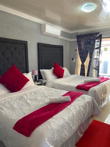 Katil atau katil-katil dalam bilik di Nsuku Bed and Breakfast