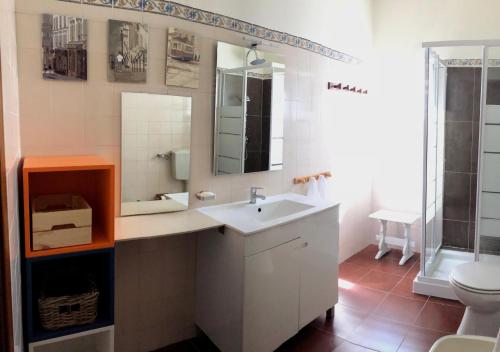 y baño con lavabo y aseo. en Estrela do Litoral Beach House en Costa da Caparica