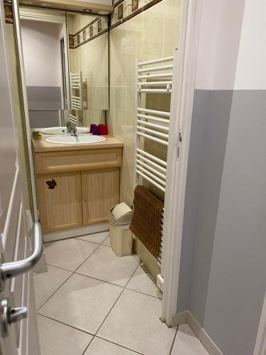 A bathroom at Les gites du pont de Reynes