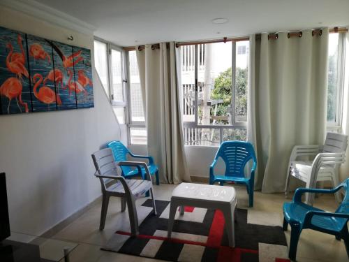 Apartamento Rodadero, Edificio Palanoa 308 في سانتا مارتا: غرفة انتظار مع كراسي وطاولة