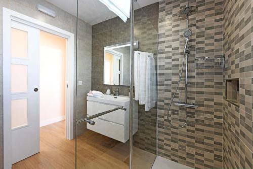 un baño con ducha y lavabo en Villa Maraja, en Tijarafe