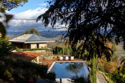 una casa con piscina en un jardín en TheVagar Countryhouse en Belmonte