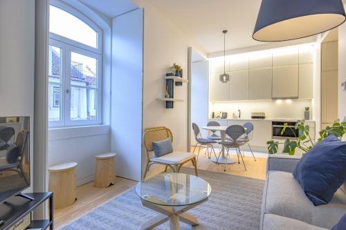 a living room with a couch and a table at Ando Living - Douradores House in Lisbon