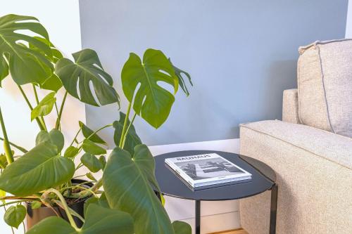 a living room with a table and a plant at Ando Living - Douradores House in Lisbon