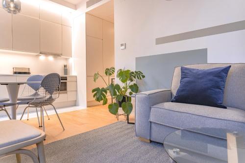 a living room with a blue couch and a table at Ando Living - Douradores House in Lisbon